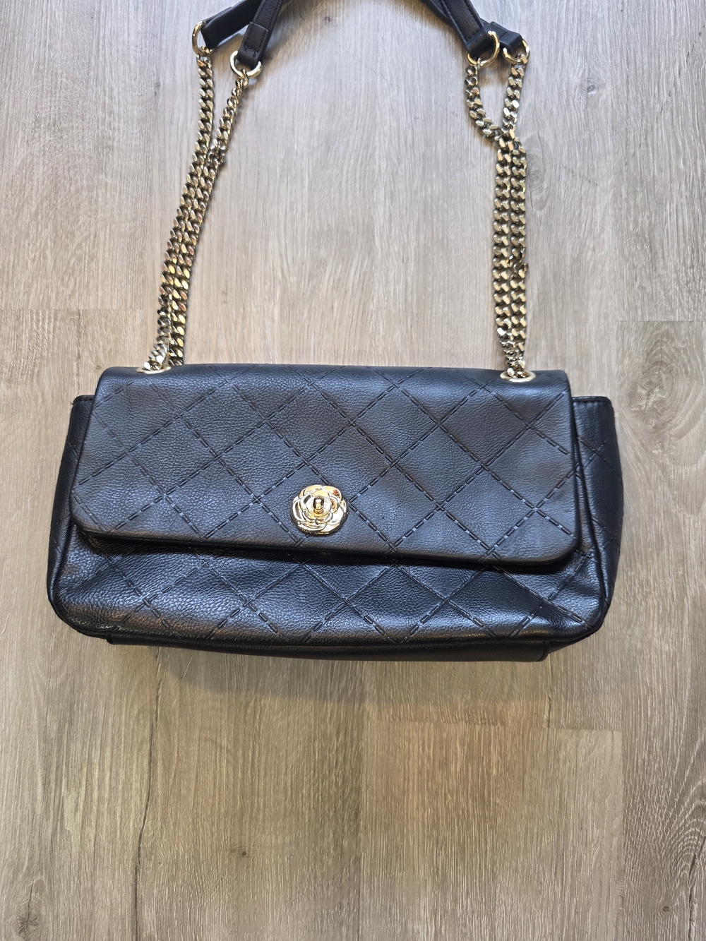 Betsey Johnson Black Quilted Crossbody Handbag Gold Chain - Picture 2 of 6